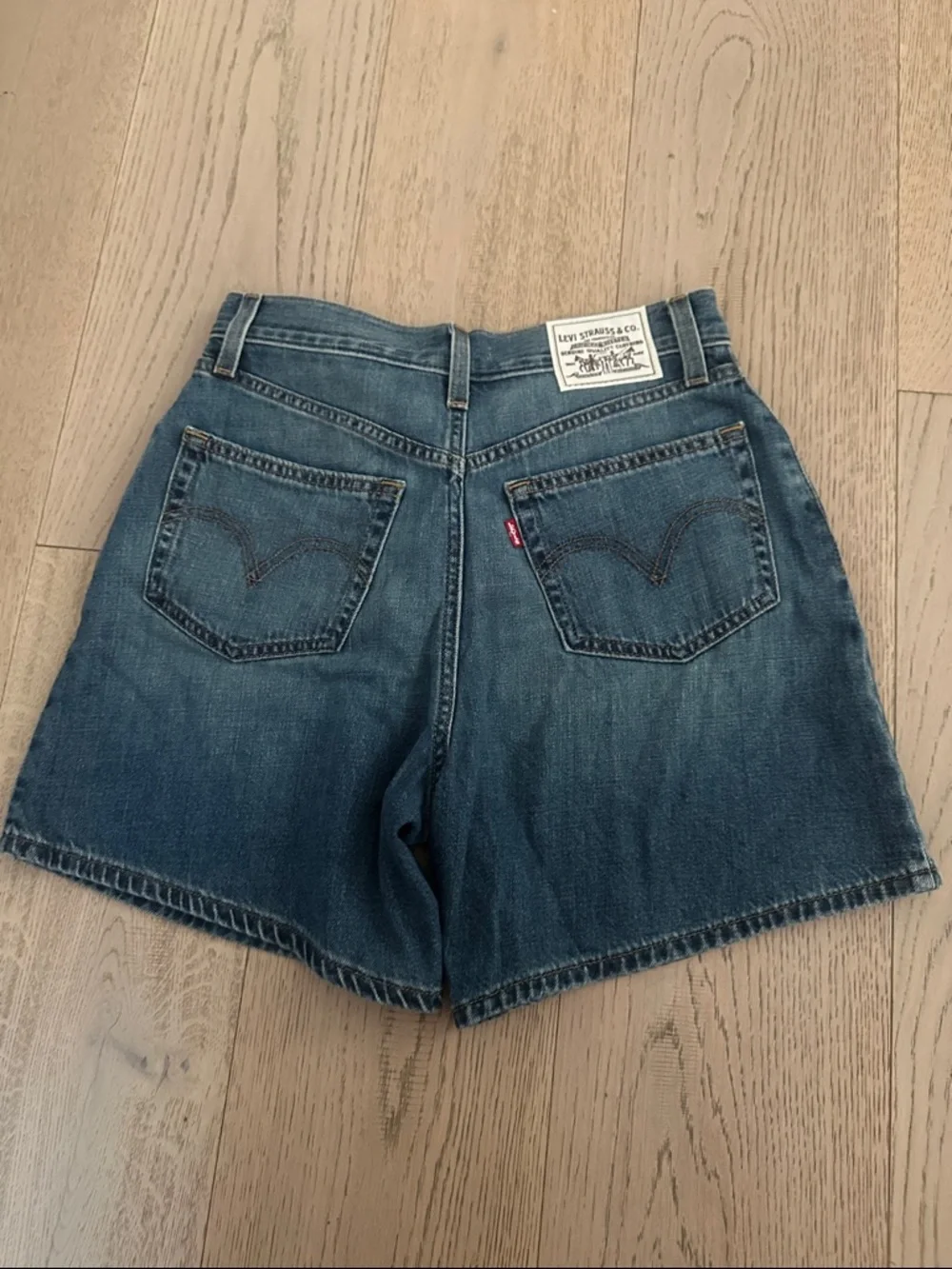 Levi's lightweight denim Baggy short mid Blue wash